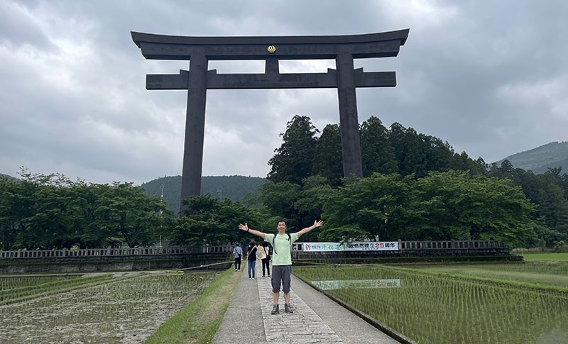 　大齋原的入口有世界上最大的鳥居神社大門，這個門戶象徵著神域入口，象徵著世俗界和神域的區分。它建於2000年，由鋼製成。