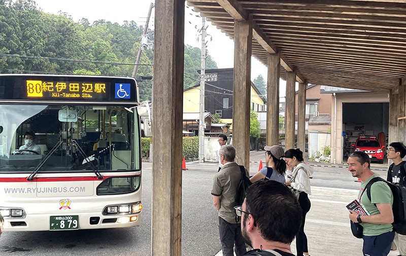 　16:40坐車去今晚住宿湯の峰温泉，下一班車要18:58了。其實錯過這班車本也問題不大，這裡離湯の峰温泉只有三公里，但隱約感到腳趾有些感覺，來前三星期練習18公里已起水泡，今日已走26公里，擔心再走那三公里會起水泡，小心起見還是坐車吧。