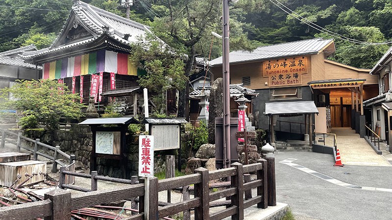 　小鎮的公共浴池。