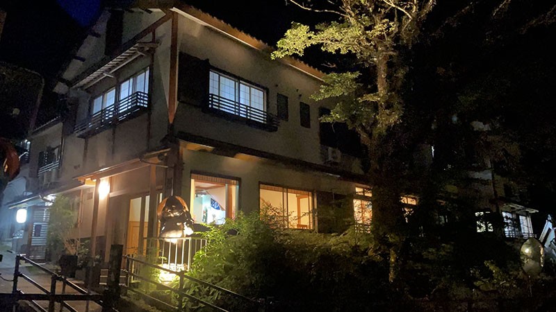 　飯後打算到街外走走幫助消化，但小鎮村從頭到村尾只有約一百米，晚上七點半已黑媽媽靜悄悄了。沒任何商店與餐廳，只有公共浴池有些光。