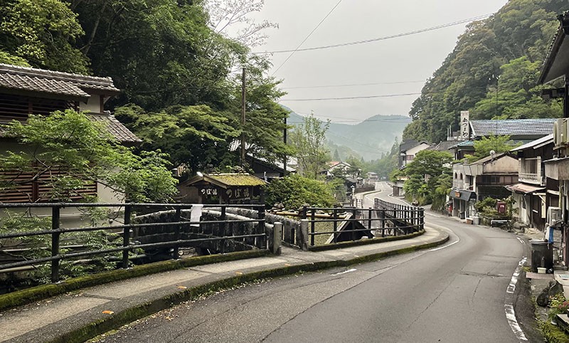 　昨晚吃得太飽不能再浸溫泉，只好今朝五點半起床去拿籌泡「壺湯」。其實也不是太早啦，這兩晚都是十點左右就關燈睡覺了。