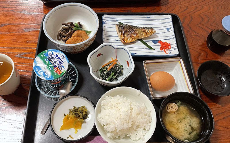 　七點半吃早餐。<br /><br />　小搞笑的是老板原只拿大半兜飯出來，一見昨晚的飯桶馬上換全滿的飯兜出來，但今朝飯桶只能吃三碗飯。