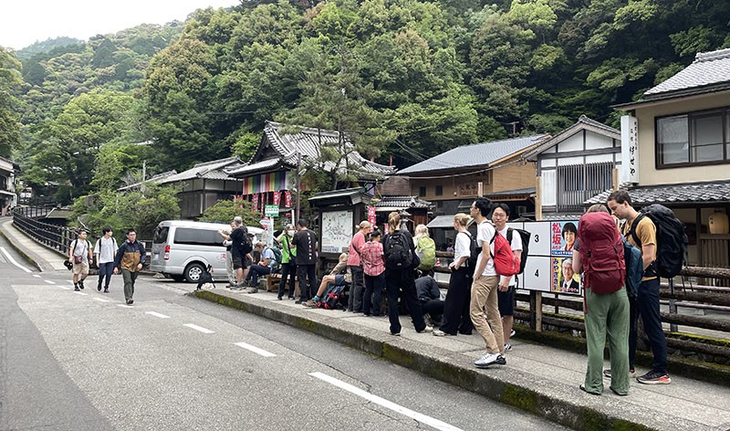 　8:31的車去新宮市，以為這麼早人該不多，但8:15去到車站前面已十幾人了。