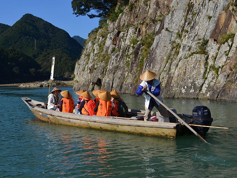 　古代皇宮貴族們由熊野本宮大社前往熊野速玉大社參拜的這段路途，主要是經由水路搭乘木船前往目的地。現在也能體驗，可惜坐船就沒那麼好運了，提早一個多月想訂已沒位了。