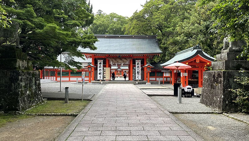 　 熊野三山分別代表過去、現在、未來，其中熊野速玉大社代表過去，象徵著洗滌前世罪孽，重生；熊野本宮大社代表未來，象徵著生命的起點和重生之旅；熊野那智大社代表現在，象徵著在現世的修行與成長。