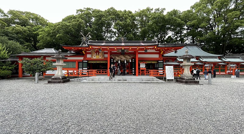 　主祭神是被視為夫婦神的熊野速玉大神與熊野夫須美大神。