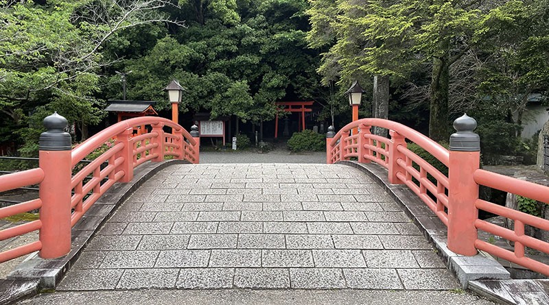 　神倉神社，是神明最早降臨之地。據記載「速玉大社」是熊野地區神明先降臨之處，其實降臨的地方是在「神倉神社」，而非現在的「速玉大社」。