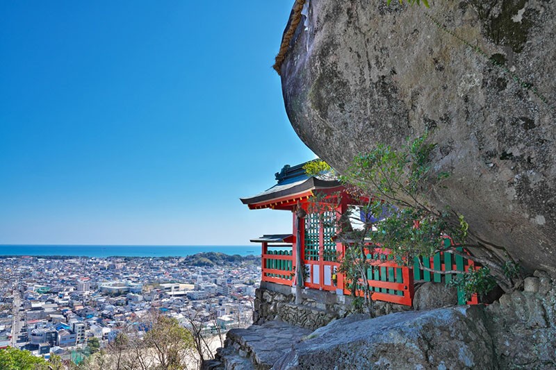 　回來才知神倉神社是建造在半山腰的巨石峭壁上，需爬538石階才能到達。 (當地旅遊官方照片)