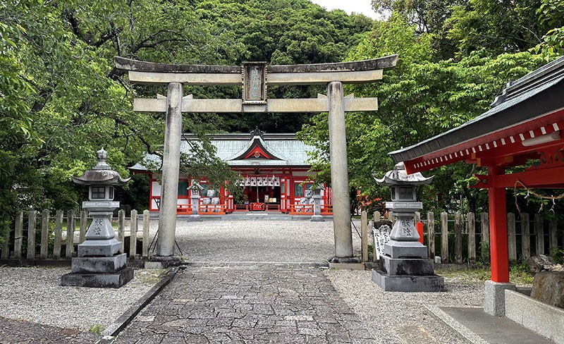 　阿須賀神社，據說奉秦始皇之命東渡而來尋找長生不老靈藥的徐福一行人，當時登陸的地點就在新宮的阿須賀神社建地處，在阿須賀神社境內亦有供奉徐福的徐福宮。