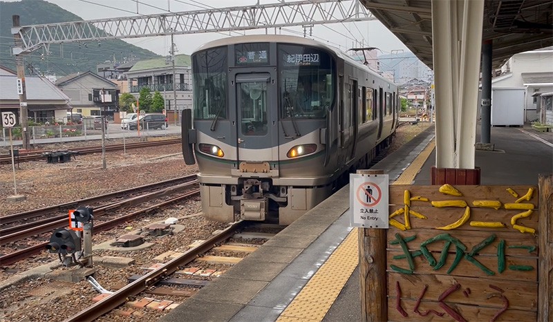 　紀伊半島南岸的客流很少，火車只有兩卡，本地客人也廖廖可數。火車很慢，車票很便宜。