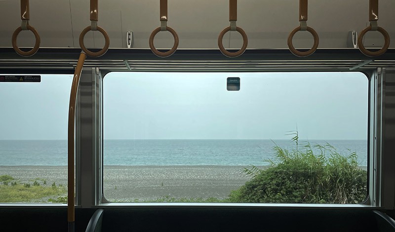 　南岸的火車繞著海邊走，大部份時間都能近距離看到海，慢慢的火車慢慢欣賞窗外海景。