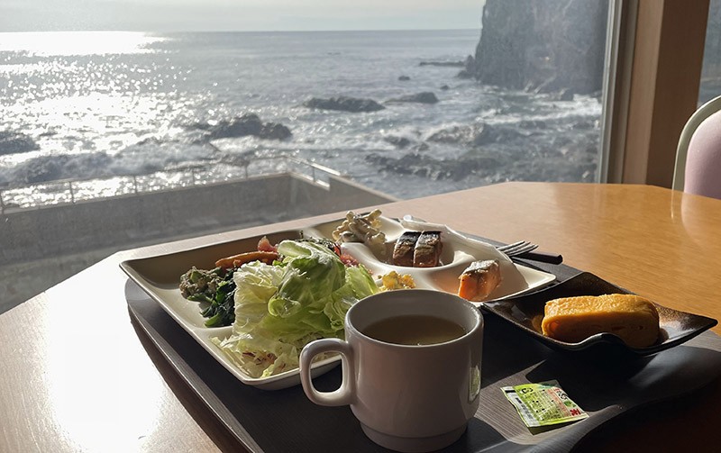 　面向東方大海的餐廳，七八點太陽已很高了，想一邊吃早餐一邊看日出，冬天來才有機會吧。