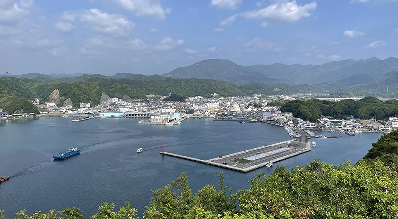 　山上可清楚鳥瞰勝浦地區是一個天然的避風港，位於安靜的小海灣內。