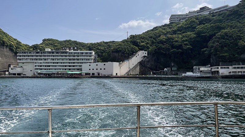 　9:50離開浦島飯店，船已離開到幾乎看不到人，職員也還在不停揮手告別。