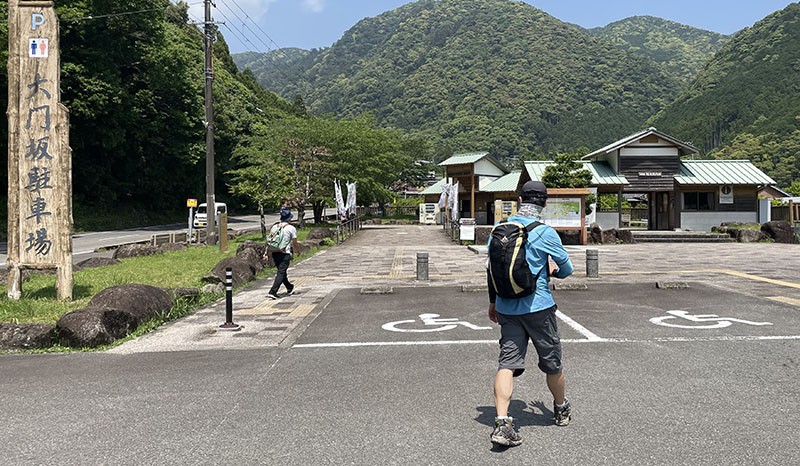 　約廿分鐘車由紀伊勝浦到熊野那智大社的參道大門坂停車場。看到一齊從酒店出發的兩位澳洲山友兩手空空，才想起既然回程也在紀伊勝浦，其實行李可以寄存在車站的行李寄存，那就可以更加輕鬆了。