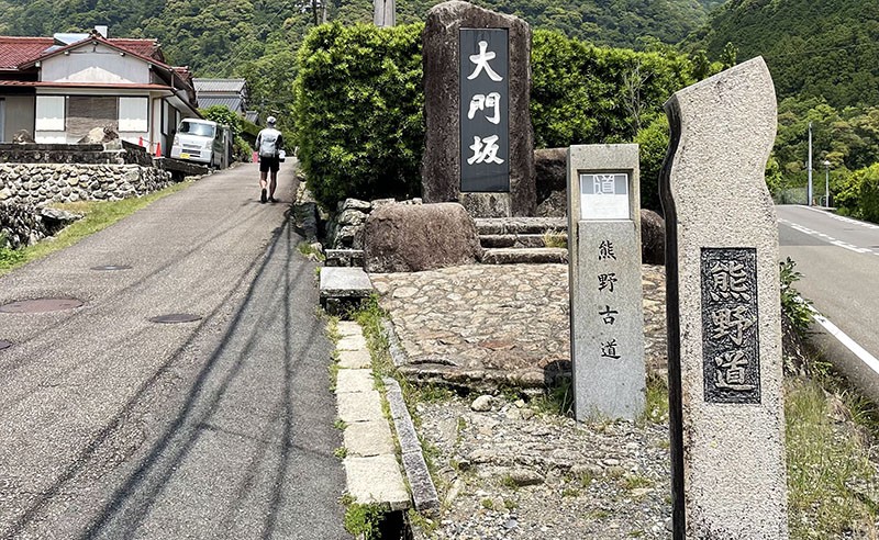 　不想爬一大輪梯級，還可以繼續坐車直接到上去到熊野那智大社。<br /><br />　大門坂意為“大門坡”，指的是曾經矗立在附近的神社大門。