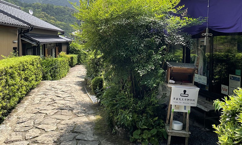 　附近的大門坂茶屋有平安時代的服裝出租，身穿平安時代的服裝行走在青苔覆蓋的古道，可能是熊野古道最經典的畫面，可惜沒碰到租借的遊客。