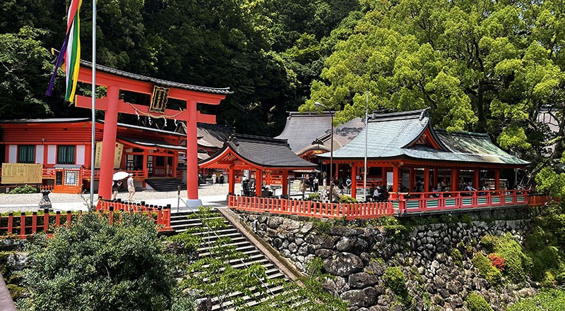 　熊野那智大社位於海拔約350公尺的那智山半山腰，熊野那智大社的宗教起源為對那智瀑布的自然崇拜。神社供奉著熊野的十二位神靈與那智瀑布之神。