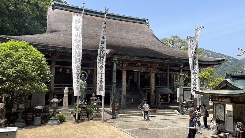 　與熊野那智大社相鄰的另一風格的青岸渡寺，青岸渡寺源起於四世紀時由印度渡海至日本的裸形上人於那智瀑布發現觀音菩薩後於這邊供奉修行，是歷史非常悠久的寺廟，現今的本殿是豐臣秀吉於1590年修建的。