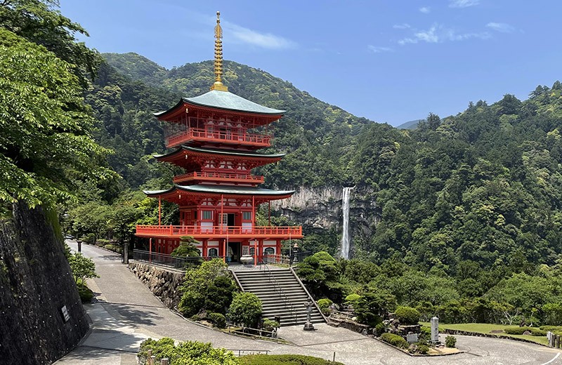 　這時人流少了很多，可能是近中午旅行團走得七七八八了。這時可以拍到清靜的三重塔與瀑布的經典畫面。