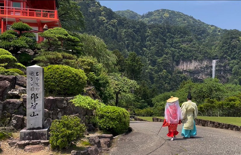 　此時那對穿平安時代服裝的情侶剛好能與三重塔及瀑布同框。