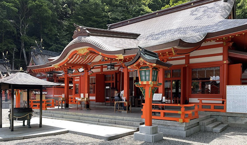 　熊野那智大社供奉的主神是熊野夫須美大神（即伊邪那美命）。伊邪那美命是日本神話中創世神話的核心人物，她和伊邪那岐命一起創造了許多神靈。