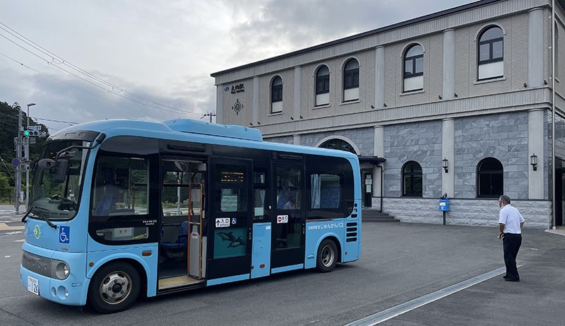 　據說一天只有三班車經過大泰寺，查GOOGLE地圖17:50有車去。17:48有車來到，17:50準時開車，但去大泰寺該是向西，但車向東，再看看司機，這麼像剛才那去鯨魚博物館的司機？車開不久已知坐錯車了，下車再走回去也肯定趕不了那趟車，那就錯有錯著，看看有沒有機會最終能去大泰寺。<br /><br />　這車也是免費村巴，路線跟剛才去鯨魚博物館不同，太地町由兩個村組成，估計走另一條村。半小時後村巴最終回到太地駅。