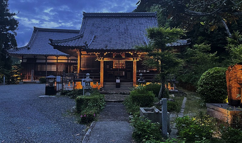 　整座寺廟無門無牆也沒人，走進去時，仿佛穿越了時光。