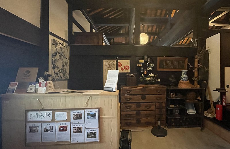 　宿坊是日本寺廟內為參拜者或遊客提供的住宿設施。
