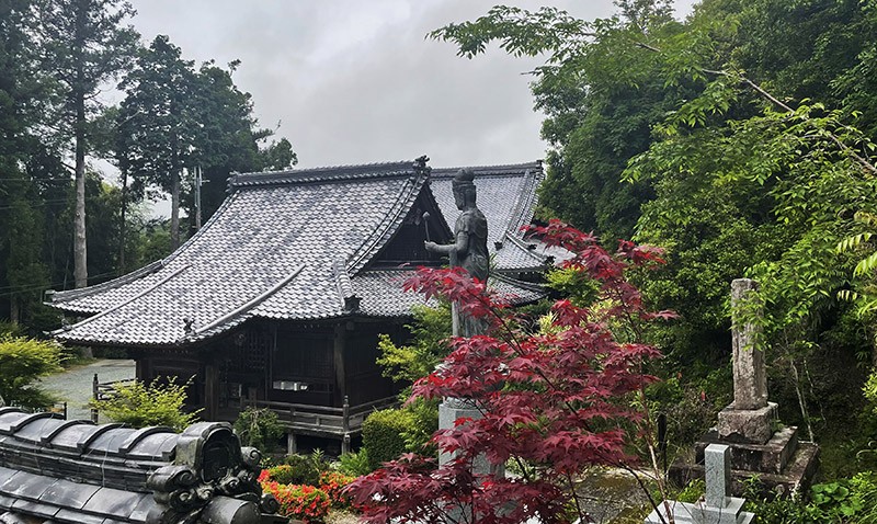 　這座寺廟據說是在 1100 多年前由天台宗僧侶傳教大師應桓武天皇的要求創建的。