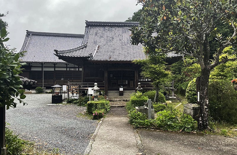 　寺院規模不大，前面是藥師堂，主佛是藥師如來。後面的本殿建於1699年，現存的建築重建於1932年。
