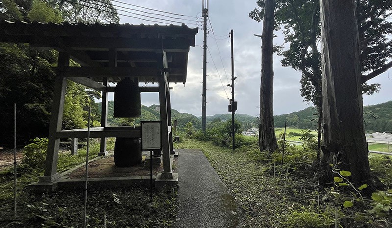 　位於小山丘上的鐘樓。