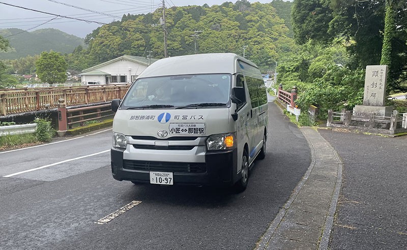 　8:01村巴準時到，這次不會錯了，這車型昨晚住持已向我們展示了。