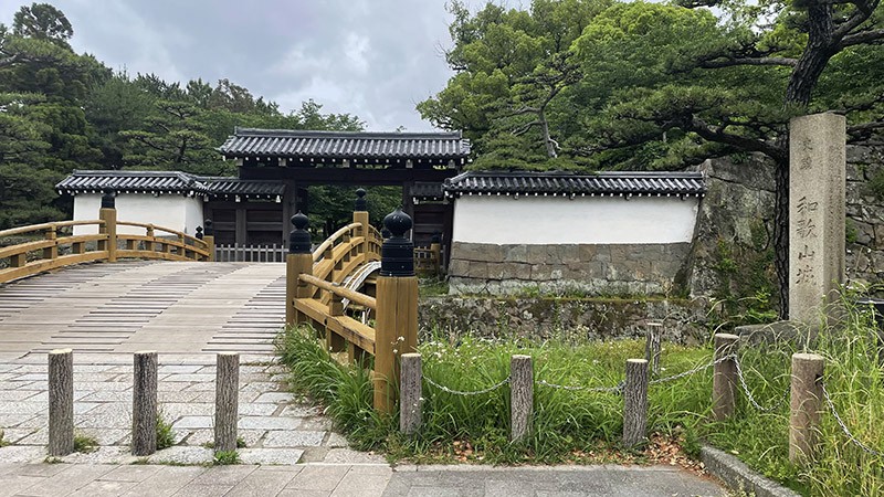 　和歌山城位於和歌山市的市中心，從火車站門口搭巴士一條大直線十分鐘左右就到了。