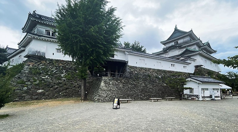 　奉豊臣秀吉之命，修築於1585年的和歌山城，是和歌山市的象征。日本這樣的城堡起碼有三四十個，感覺個個都大同小異，如說建築特點，就是它的大小天守通過渡櫓（連接的走廊式建築）連接。使它與松山城、姬路城合稱為日本三大連立式平山城。<br /><br />　和歌山城曾經被日本指定為國寶，但是後來在二戰期間遭到美軍轟炸而燒毀，現在的和歌山城是於1958年所重建完成的。