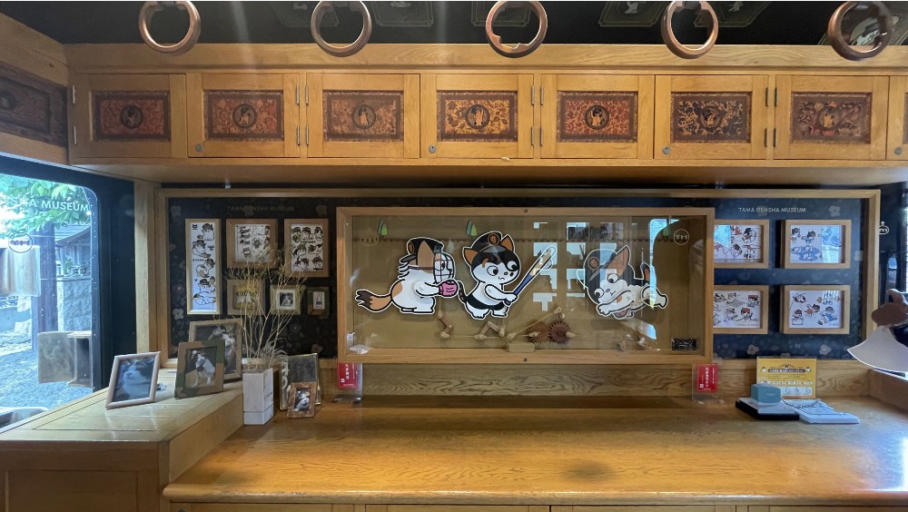 　車內設有小玉站長的照片和展品，乘客可以欣賞小玉扮演各種歷史人物的故事。
