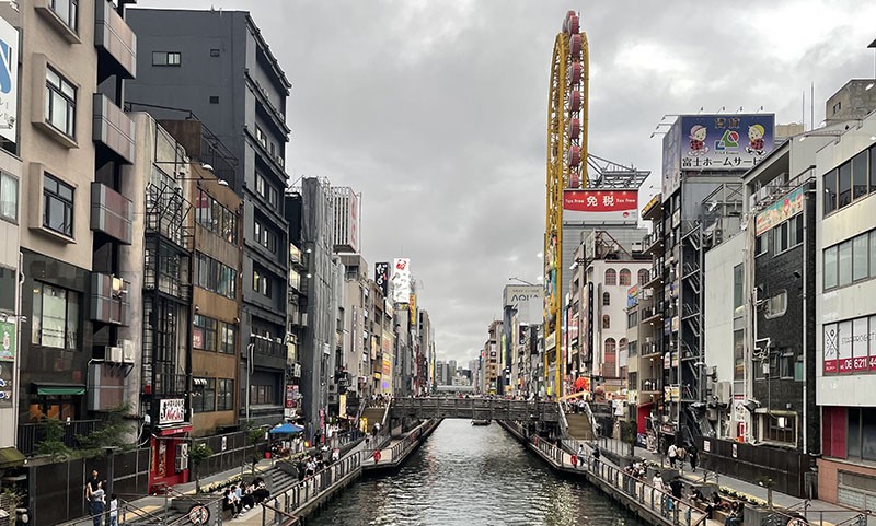 　道頓堀是一條位於大阪市中心的運河，最初由戰國時期商人安井道頓所開鑿，現今以鄰近的戲院、商業及娛樂場所聞名，為大阪著名的鬧區。