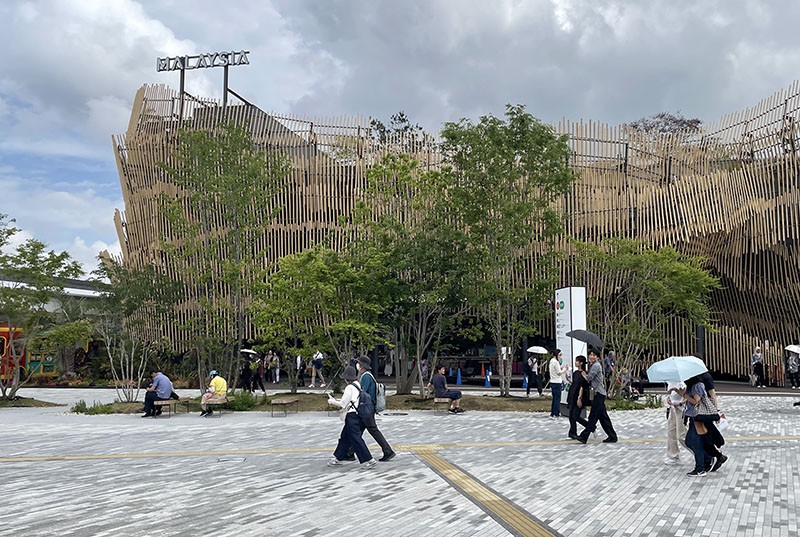 　再鄰邊的馬來西亞館建材也比較天然。