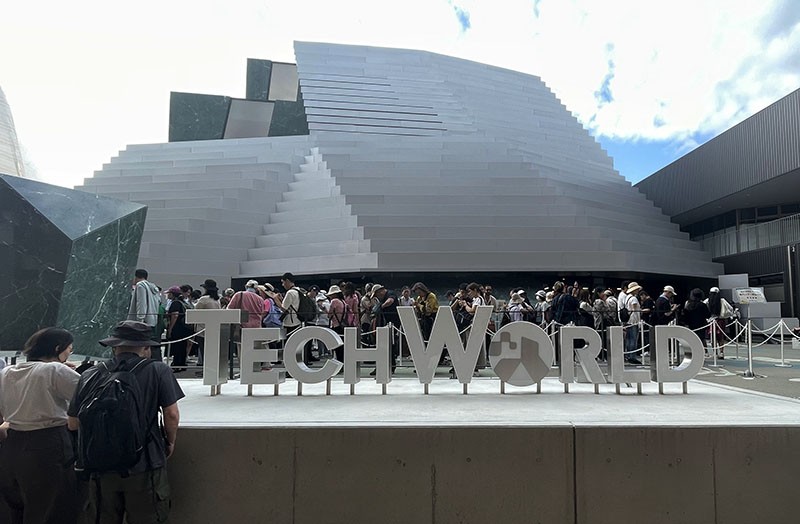 　來前有人推介TECH WORLD，簡稱TW。<br /><br />　展館以金屬隔板勾勒出雄偉的山稜線，基底則鋪設來自台灣花蓮的翠綠蛇紋石板材，科技與自然的交融，從外觀便一目了然。<br /><br />　排隊人數不算多，約七八十人，那就排隊。但入場觀眾據說是線上預約與排隊各半，但現場所見，不少線上預約的觀眾都是一批批到的，如自己預約該很大難度，不知會否因為這館是台灣辦的，台灣人有優先呢？