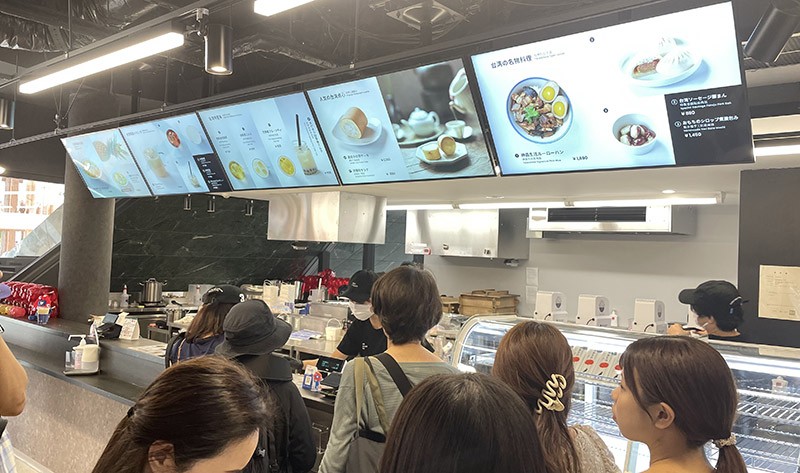 　出口前有「神農生活」在現場販售餐飲，生活選物，販售滷肉飯、珍珠奶茶、四季春、剉冰、洪瑞珍三明治等台灣代表美食。