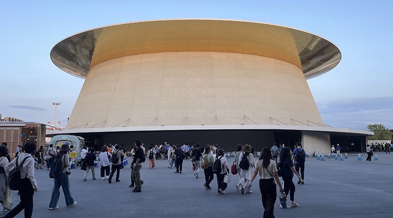 　來前對大阪世博印象最深的建築是這EXPO大廳「Shining Hat」，拍攝出來的照片遠看如天空開了一個洞。