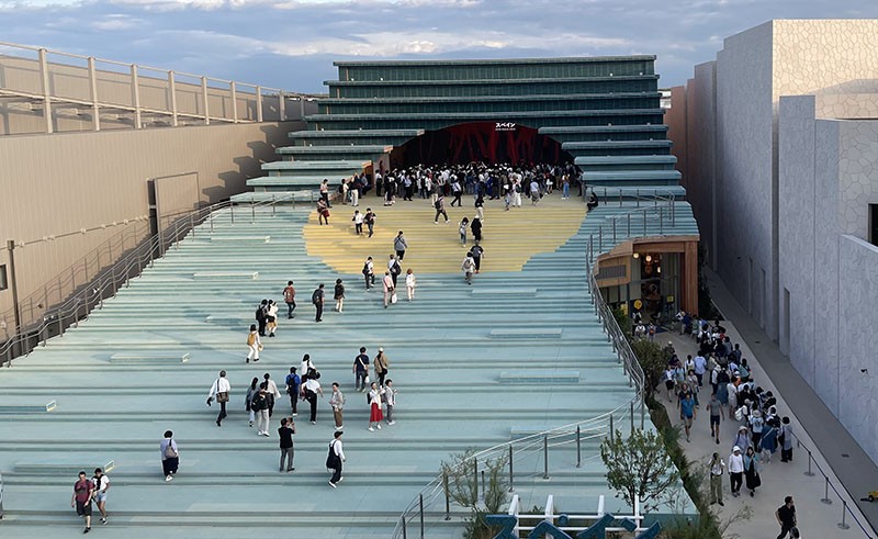 　西班牙館：門口造型以海洋與日光譜寫空間詩篇。
