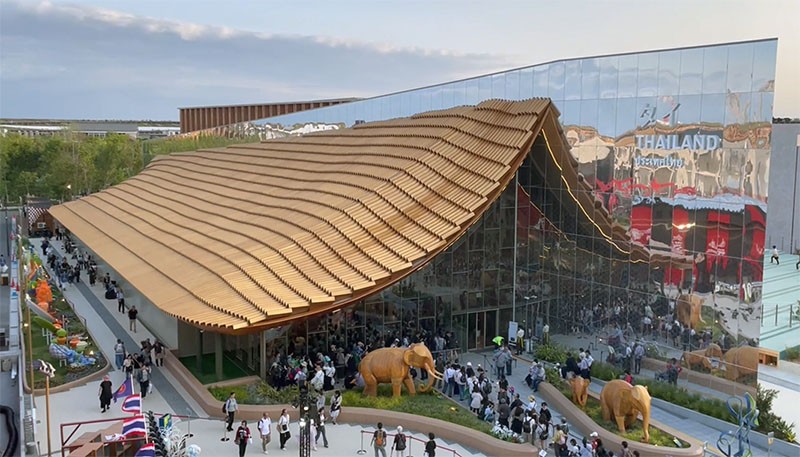 　泰國館：展館以泰國傳統涼亭為基調，右側鏡像現代建築，合併在一起，感覺用一半建築材料建了一個泰式建築出來。