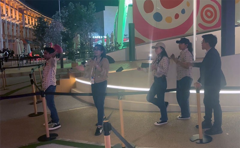 　不少場館也在截流停止觀眾再排隊，但途經印尼館，年輕的職員在入口載歌載舞歡迎觀眾入內參觀，在快下班時段仍這麼熱情，真是敬業樂業，不進去參觀就不給面子。