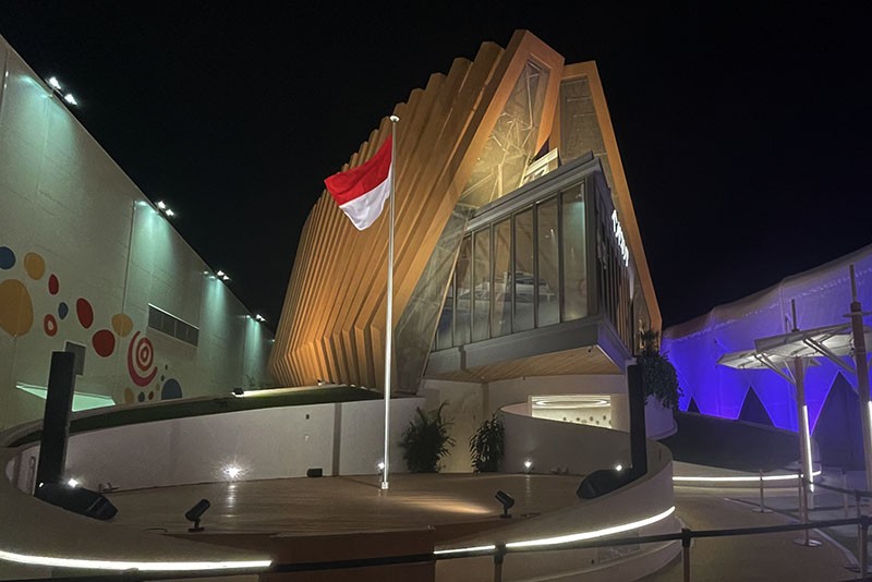 　印尼館外觀像一艘雄偉大船的印尼館，建材使用普拉納木（Plana wood，以稻殼殘渣和回收塑膠製成）等永續材料，呼應「在和諧中繁榮:自然、文化、未來」主題。
