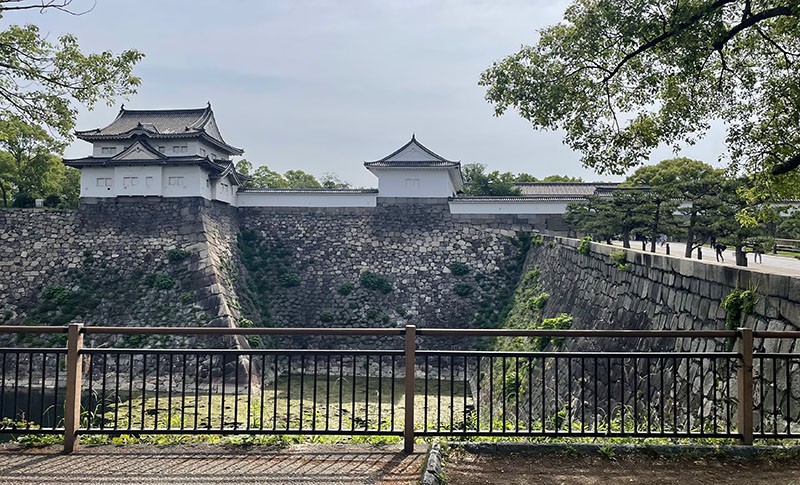 　大阪城正門及旁邊的炮樓----千貫櫓，大阪城最古老的炮樓之一。