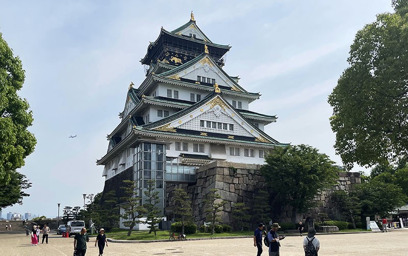 　原來的大阪城天守閣同樣遭受天災戰亂幾經破壞重建，現存天守閣於1931重建，還有電梯，感覺有些不協調。