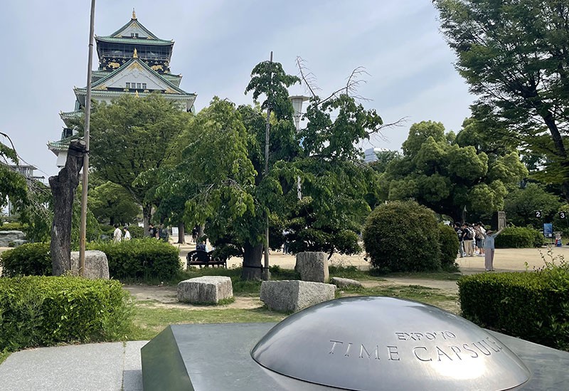 　廣場上有一「時間膠囊」紀念碑，於1970年舉辦日本大阪世博會時埋下。裡面分別用29個箱子存放了2098件物品。這些被收藏的物品，作為20世紀現代文明的標誌性作品，來自社會、文化、藝術、自然、科技等領域，不僅有植物種子和布匹材料，甚至還有一些製造商生產出的能夠代表當時最先進技術的產品。當時的規定是這樣的：放在上層的“時間膠囊2號”會在30年後的公元2000年開啟，之後每隔100年打開一次，以便人們檢查裡面物品的狀態。而放在下層的“時間膠囊1號”將一直封存，要等5000年後的6970年才會被開啟，這是留給未來人類的一筆寶貴的物質和精神財富。