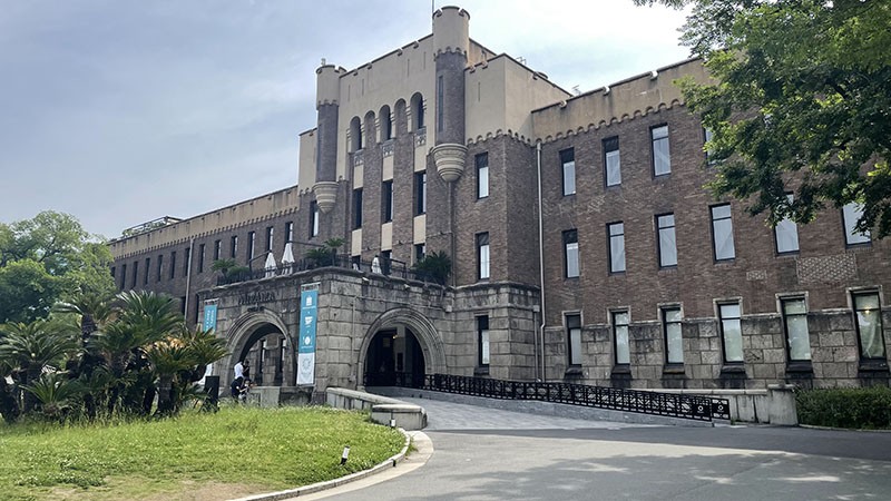 　主城內還有一近代建築，原來是「舊第4師團司令部廳舎」。<br /><br />　大阪城佔地廣闊，二戰前曾設日陸軍基地及兵工廠，大阪城在二戰中自然也難逃戰火。