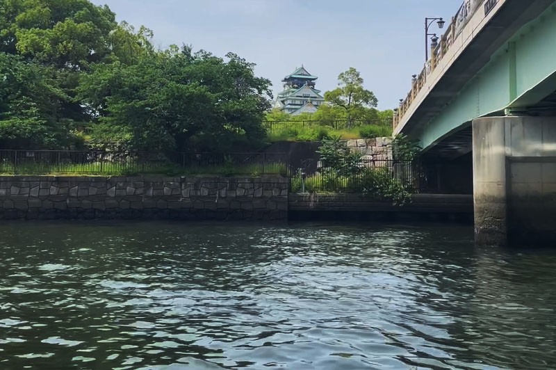 　當遊船離開大阪城碼頭後很快就能看到大阪城。